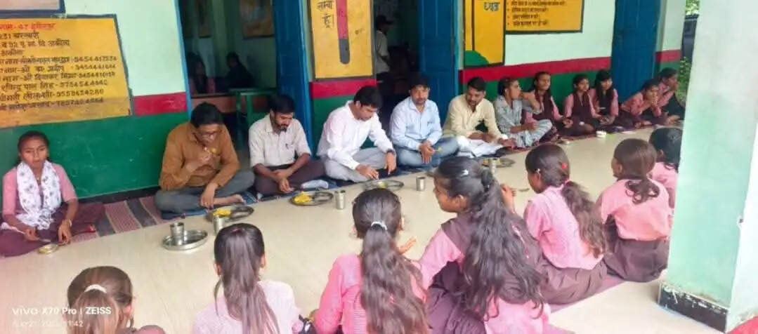 महोबा : अधिकारियों ने परखी स्कूलों की हकीकत, मिड-डे-मील और उपस्थिति का लिया जायजा
