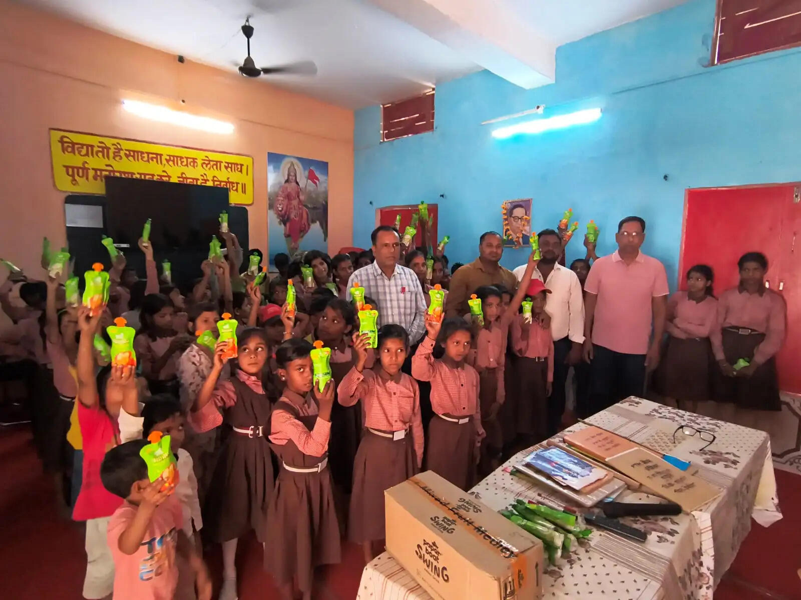 देवरिया: प्राथमिक विद्यालय में हीट स्ट्रोक से बचाव को लेकर विद्यार्थियों को जागरूकता किया