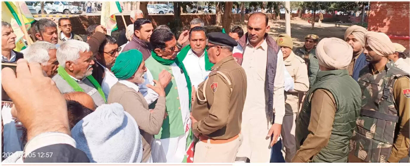 हिसार-घग्घर ड्रेन समस्या को लेकर किसानों ने दिया धरना, डीसी को सौंपा ज्ञापन