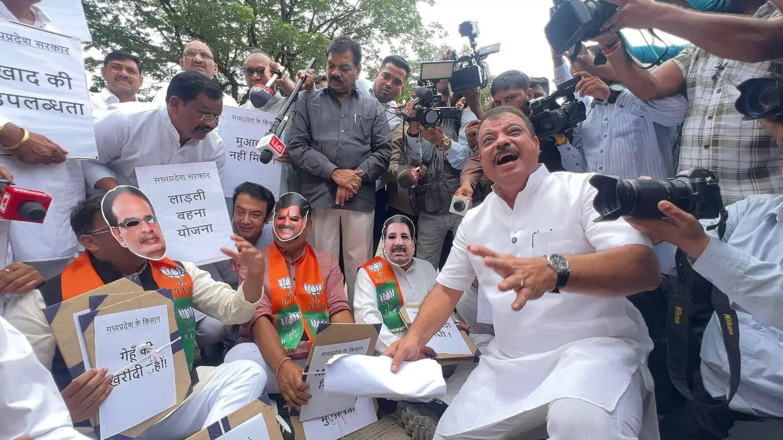 मप्र&nbsp;विधानसभा परिसर में कांग्रेस का किसानों के मुद्दों पर जोरदार प्रदर्शन, उमंग सिंघार ने सरकार को घेरा