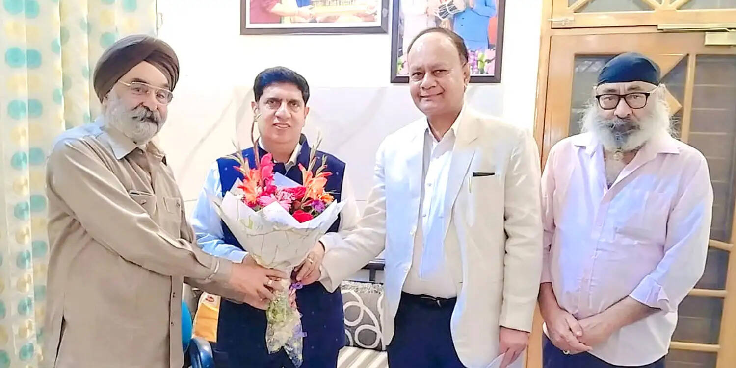 ट्रेवल्स व्यवसाईयों ने की परिवहन मंत्री बत्रा से मुलाकात