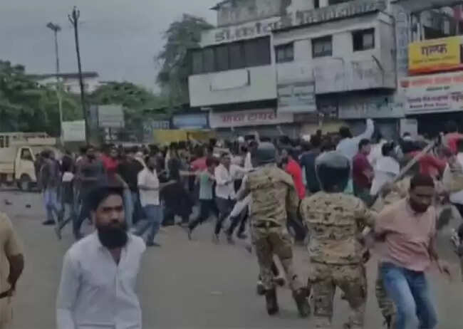 अहिल्यानगर में पुलिस ने किया लॉन्ग मार्च, 30 प्रदर्शनकारी गिरफ्तार