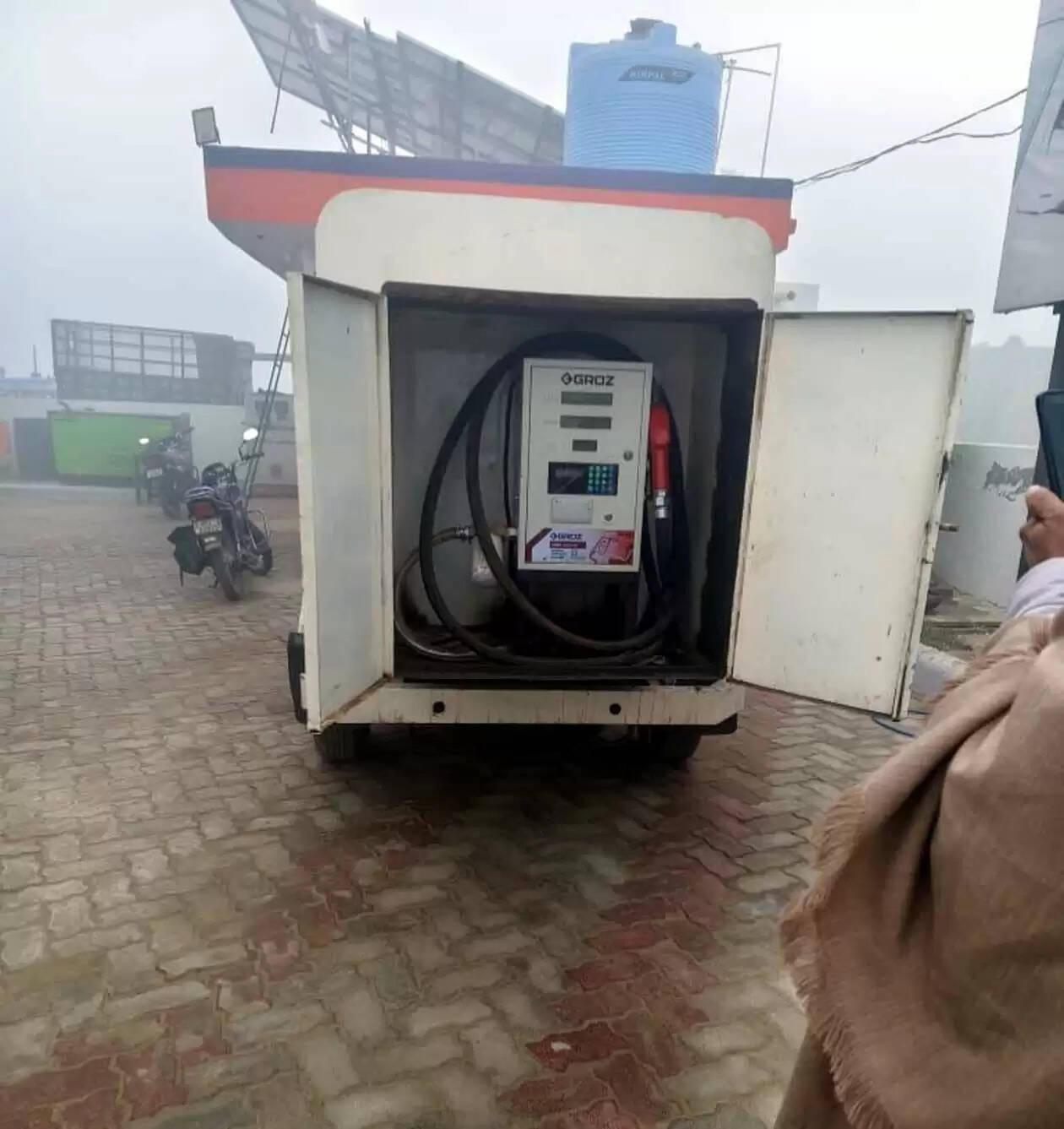 हिसार : पेट्रोल पंप मालिक ने पकड़ी स्कूल बसों में अवैध डीजल भर रही निजी गाड़ी