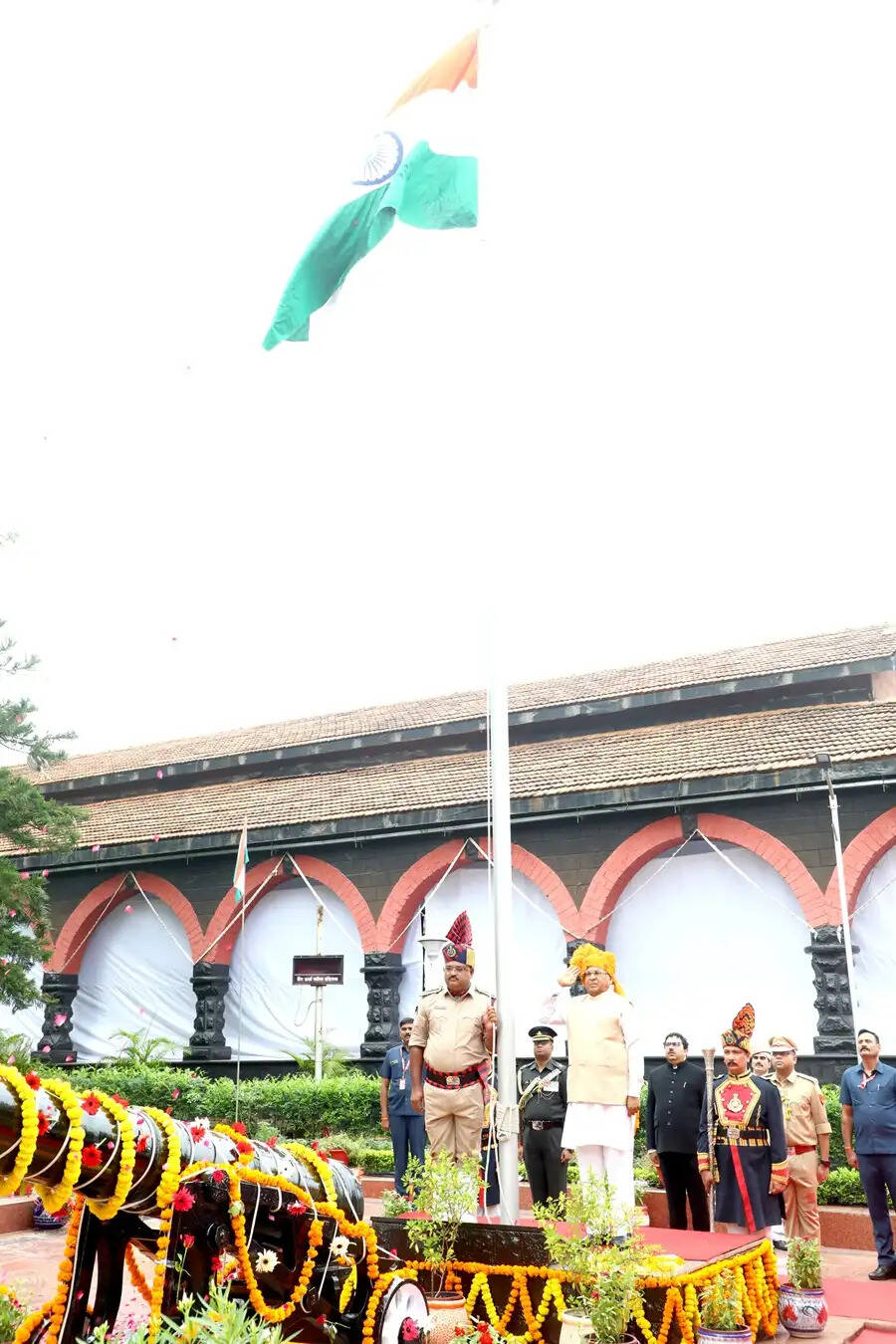 राज्यपाल पटेल ने स्वतंत्रता दिवस पर लोकभवन में किया ध्वजारोहण