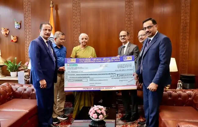 एलआईसी ने वित्त मंत्री को 12,207 करोड़ रुपये के लाभांश का चेक सौंपा