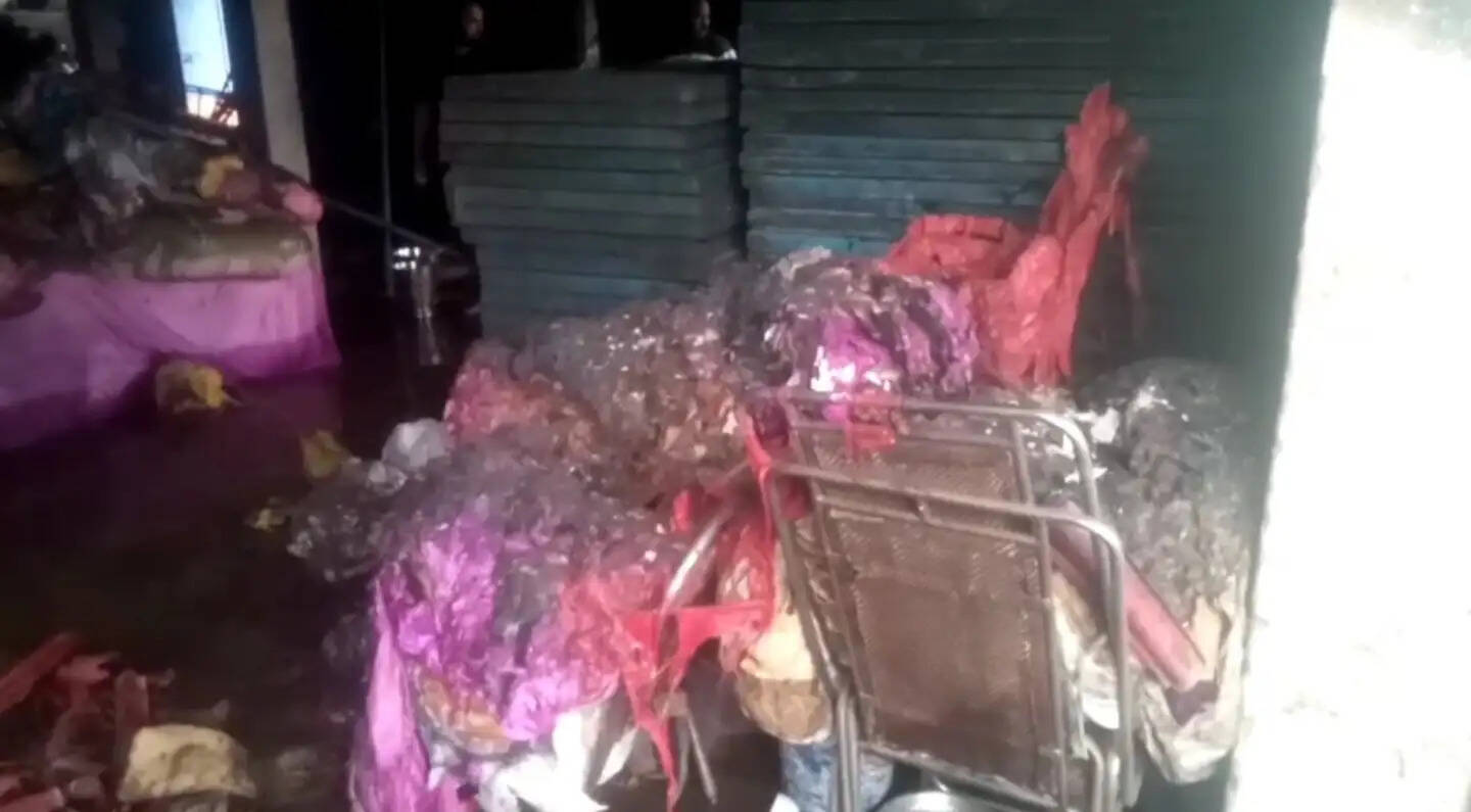 टेंट हाउस के गोदाम में भीषण आग, 35 लाख का सामान जलकर राख।