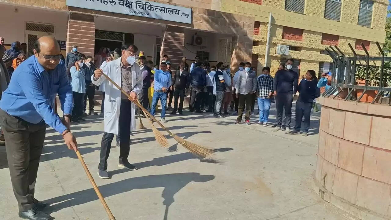 राज्य सरकार के दो वर्ष पूरे : चपरासी से लेकर डॉक्टरों व आईएएस तक ने लगाई झाडू