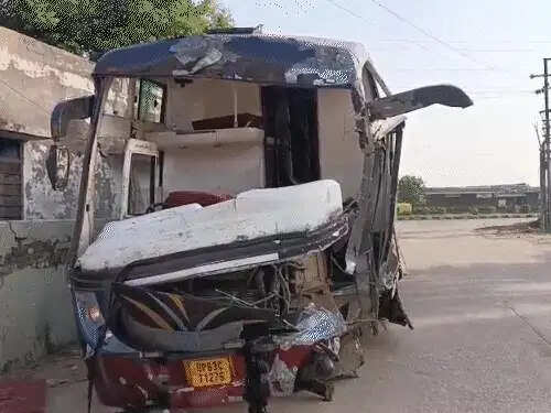 हाई मास्ट लाइट से टकराकर पलटी स्लीपर बस, 13 यात्री घायल; पांच गंभीर रेफर