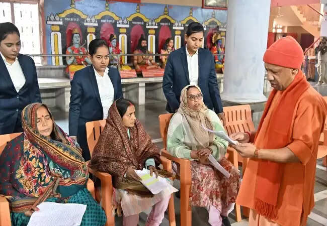 बिना चिंता कराएं इलाज, सरकार करेगी भरपूर आर्थिक मदद : मुख्यमंत्री योगी आदित्यनाथ