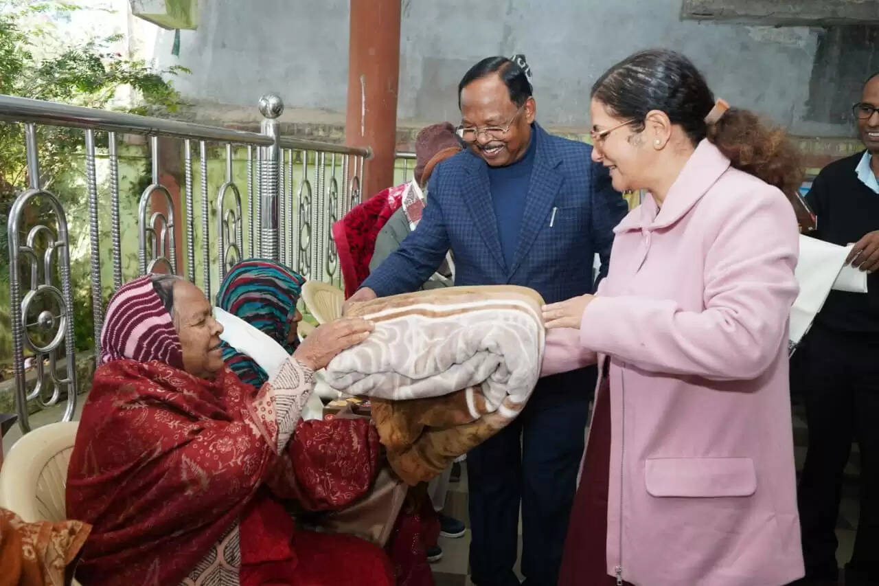 कोरिया: प्रभारी मंत्री ने बुजुर्गों से किया संवाद, स्वास्थ्य से लेकर दैनिक दिनचर्या तक की ली जानकारी