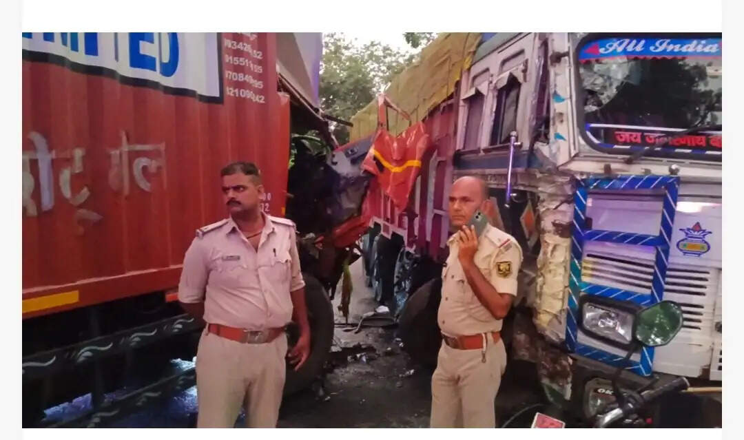 दो ट्रकों की सीधी टक्कर में चालक जख्मी, घंटों सड़क जाम