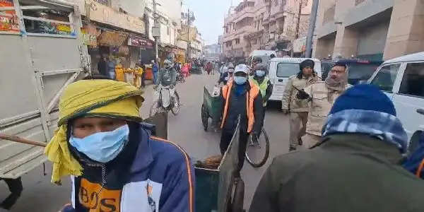 कड़ी सुरक्षा के बीच वाराणसी में ज्ञानवापी परिसर के सील वजूखाने की हुई सफाई