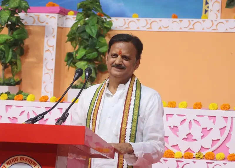 नशामुक्त एवं मांसाहार मुक्त जीवन अपनाकर जीवन को सफल बनाएं : उपमुख्यमंत्री शुक्ल