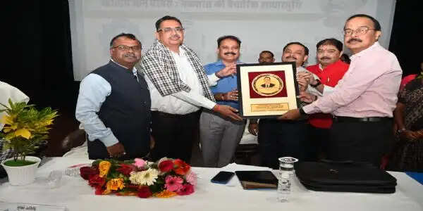 भारत अध्यात्म के साथ विज्ञान और तकनीक के क्षेत्र में भी निरंतर आगे बढ़ रहा : प्रो. संजीत गुप्ता