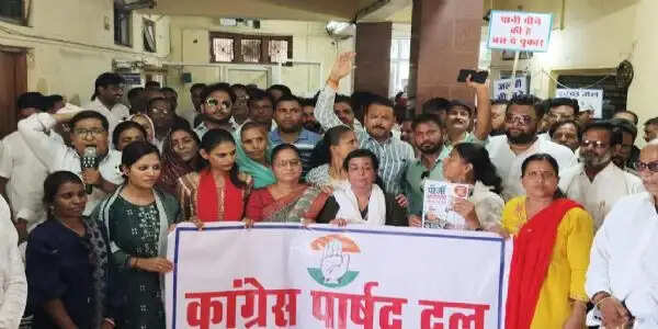 मंदसौरः नगर पालिका में कांग्रेसजन ने फोड़े मटके, सौंपा ज्ञापन