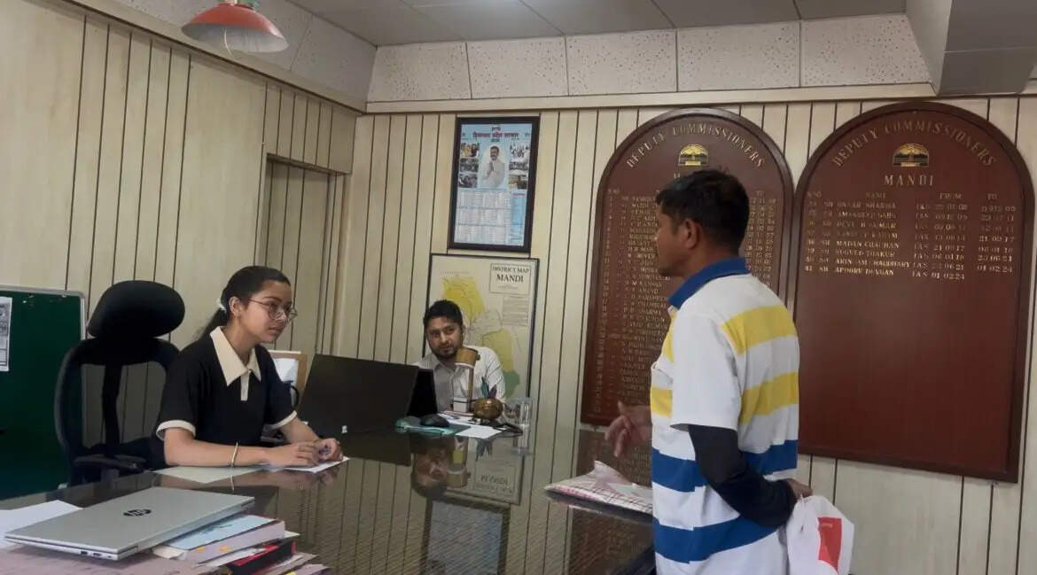 मंडी की बोर्ड टॉपर अलीशा बनीं एक दिन की उपायुक्त, सुनीं जनसमस्याएं