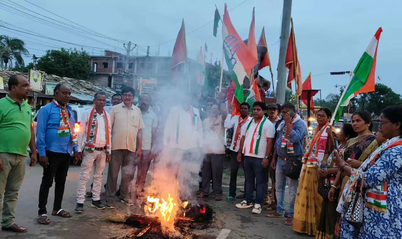 कांग्रेस कार्यकर्ताओं ने फूंका केंद्रीय शिक्षा मंत्री का पुतला