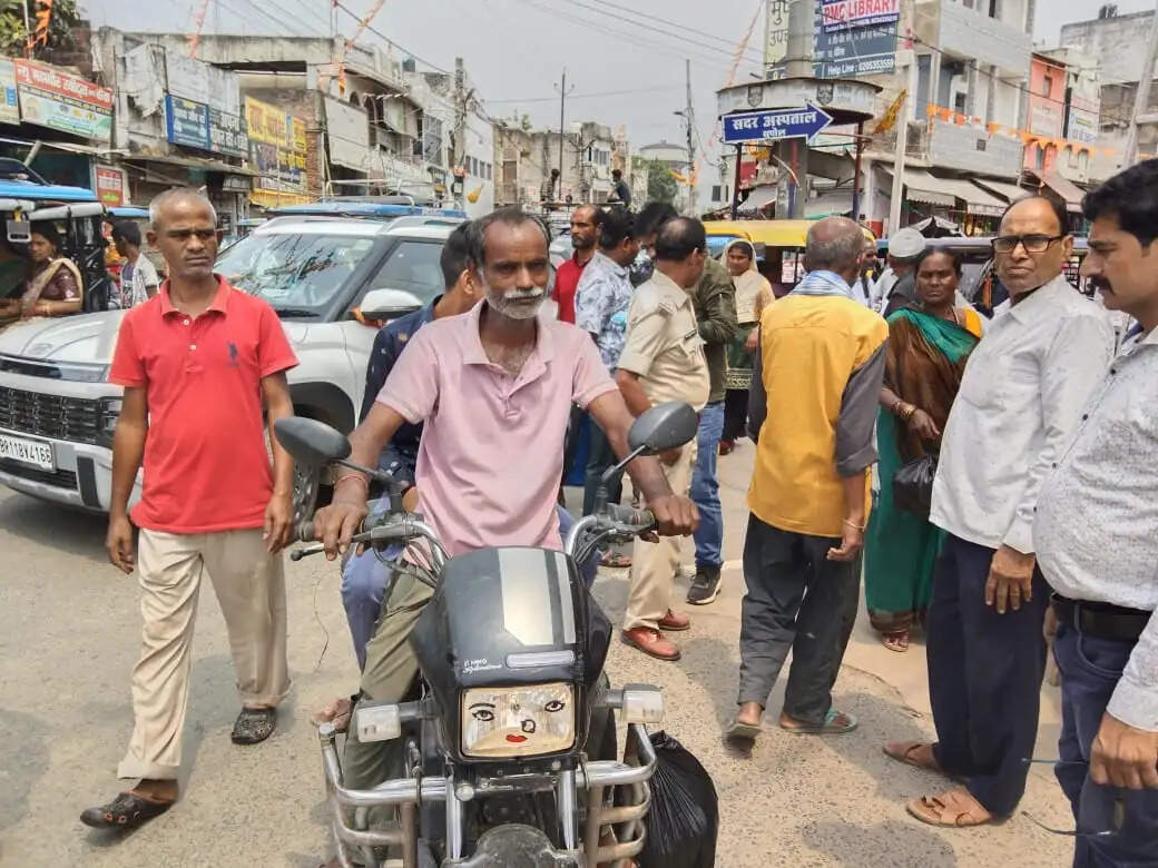 सुपौल में यातायात पुलिस का अभियान, ट्रिपल लोड और बिना हेलमेट पर काटे गए चालान