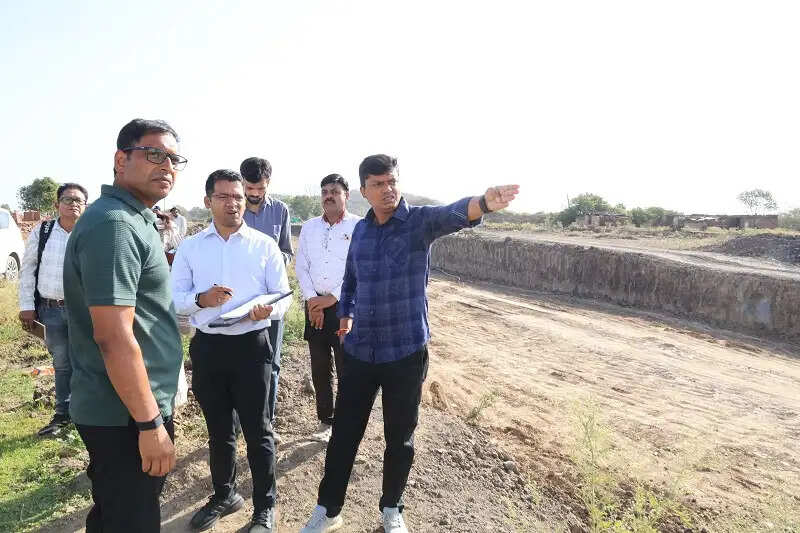 उज्जैनः संभागायुक्त और कलेक्टर ने किया सिंहस्थ 2028 के निर्माण कार्यों का निरीक्षण