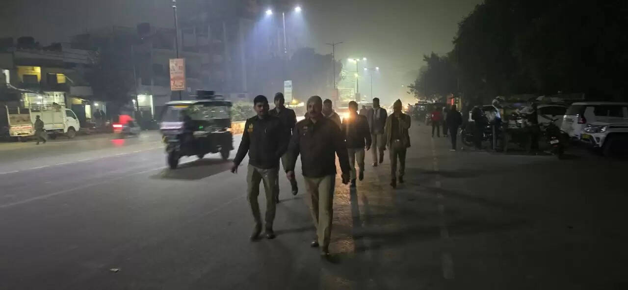 पहाड़ों पर हो रही बर्फबारी का असर गर्म कपड़ों को भेद नस्तर की तरह चुभ रही गलन