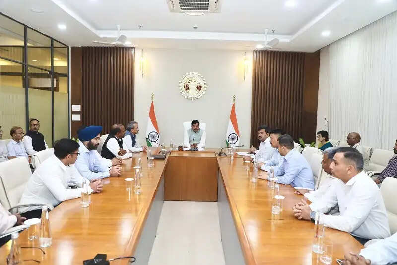 मप्र के मुख्यमंत्री से मिले नेशनल डिफेंस कॉलेज के ट्रेनी ऑफिसर्स