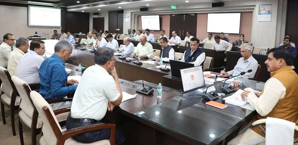 स्कूल चलें अभियान के दौरान ही कराएं सांदीपनि विद्यालय भवनों का लोकार्पण: मुख्यमंत्री डॉ. यादव