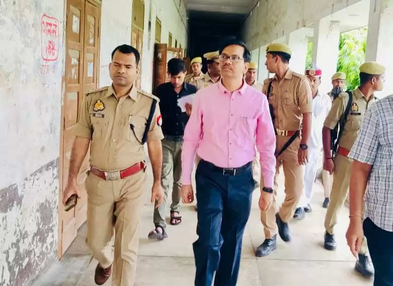 बलिया में पन्द्रह केन्द्रों पर हो रही यूपी पुलिस भर्ती परीक्षा