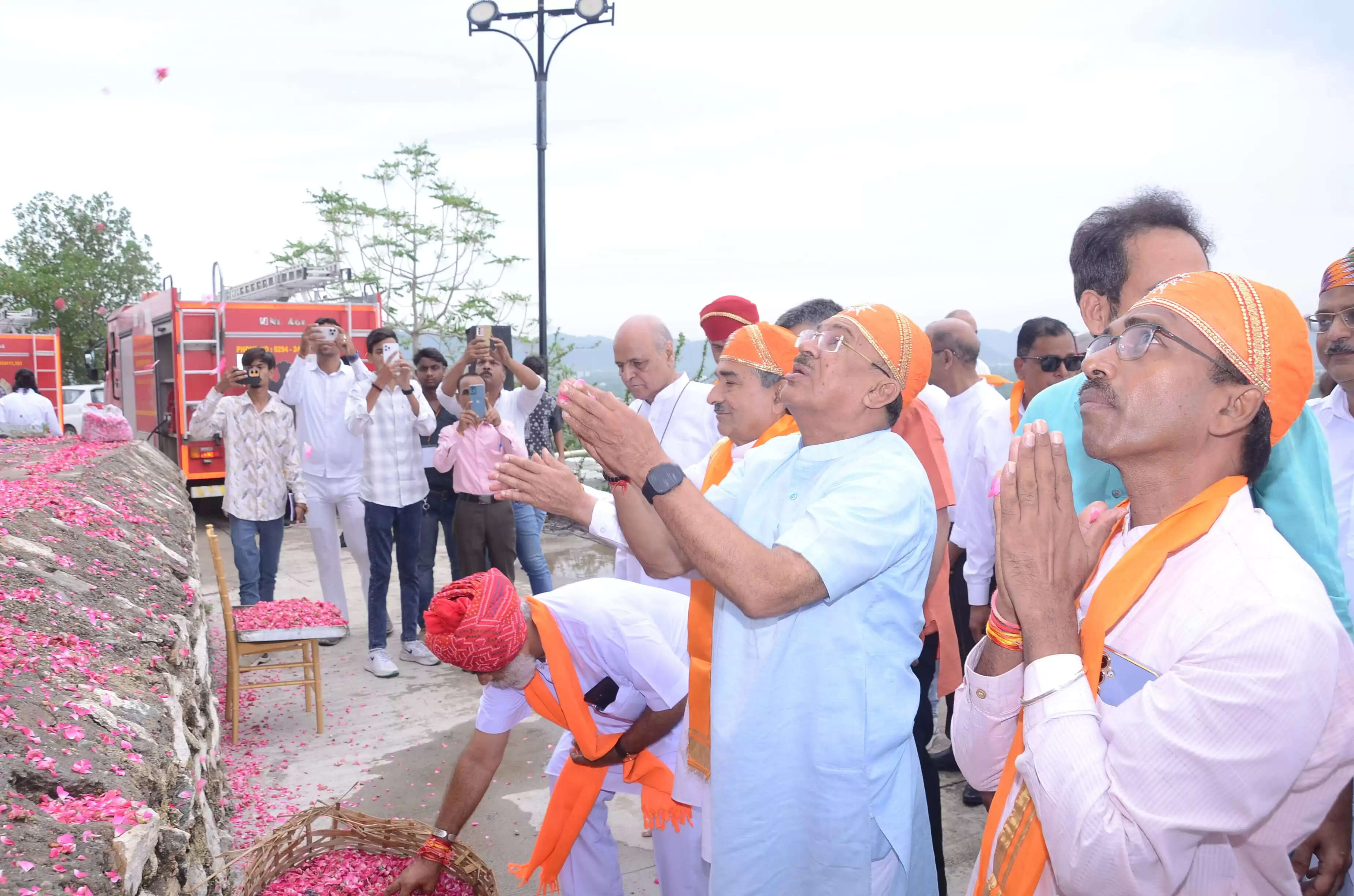 प्रताप गौरव केन्द्र में महाराणा प्रताप की 57 फीट ऊंची बैठक प्रतिमा का दुग्धाभिषेक