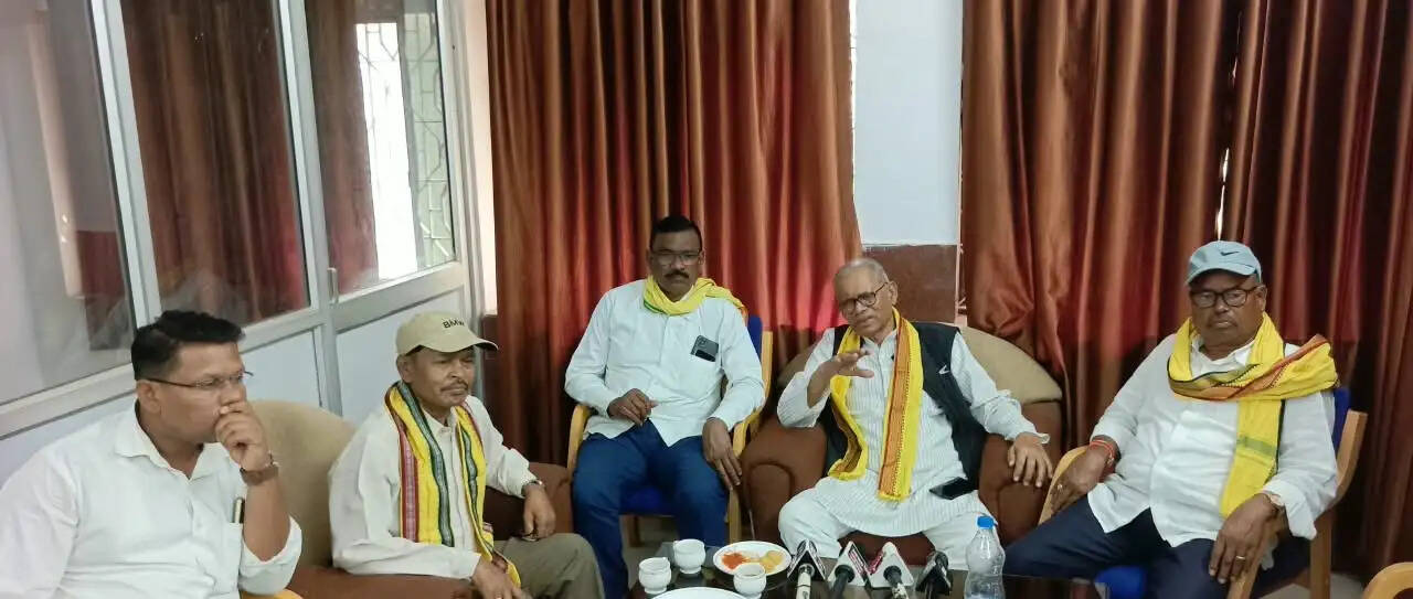 आदिवासी जमीन के हस्तांतरण में की जा रही नियमों की अनदेखी: आदिवासी समाज