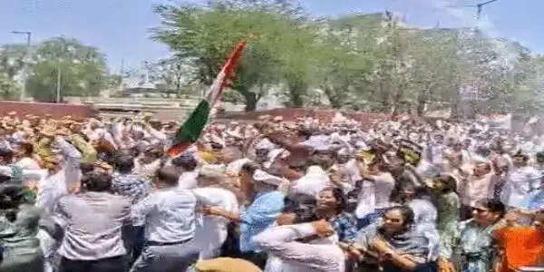 नीट पेपर लीक के विरोध में जयपुर में कांग्रेस का प्रदर्शन, पुलिस से धक्का-मुक्की