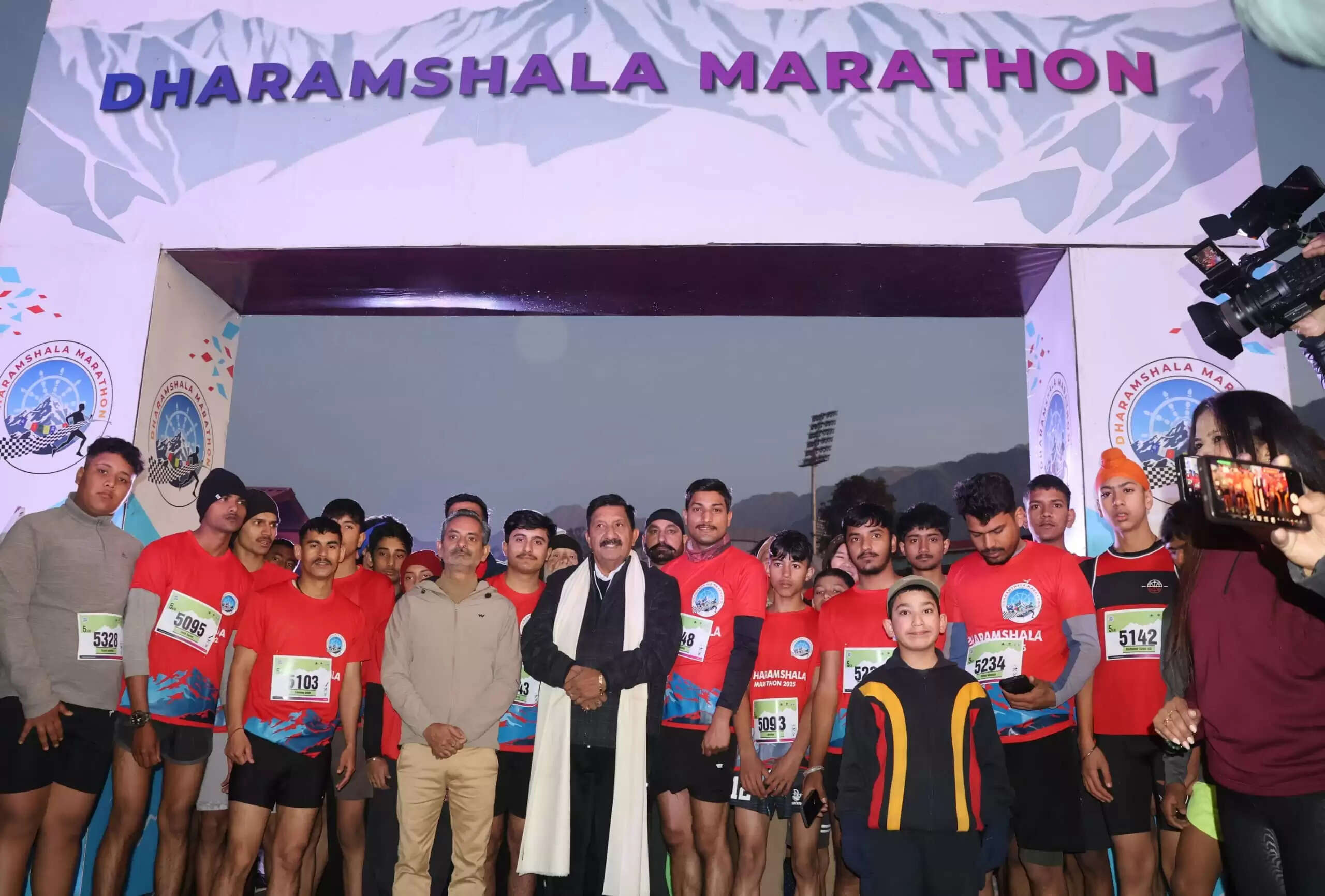 उप मुख्यमंत्री मुकेश अग्निहोत्री ने मैराथन को किया रवाना, धावकों का बढ़ाया उत्साह