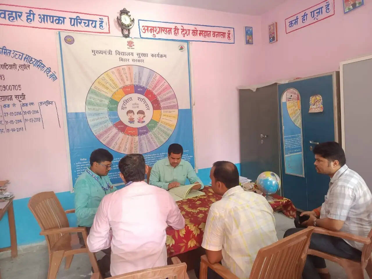 डीएम ने विद्यालयों का किया औचक निरीक्षण, कमजोर बच्चों के लिए विशेष कक्षा का निर्देश
