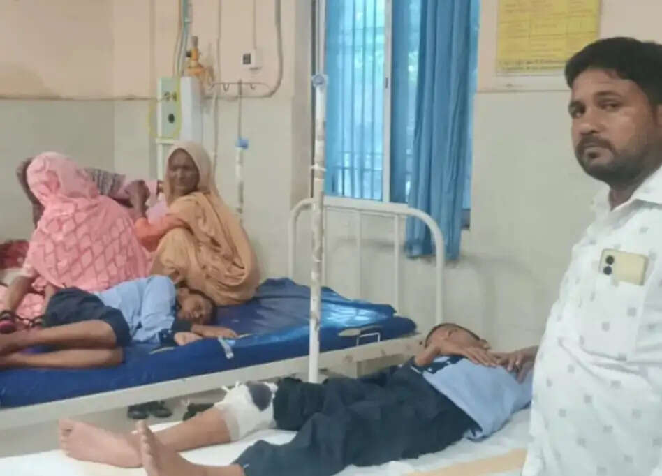 सड़क किनारे खड़े स्कूल वाहन में कंटेनर ने पीछे से मारी टक्कर,चालक समेत छह छात्र छात्राएं घायल,चार रेफर
