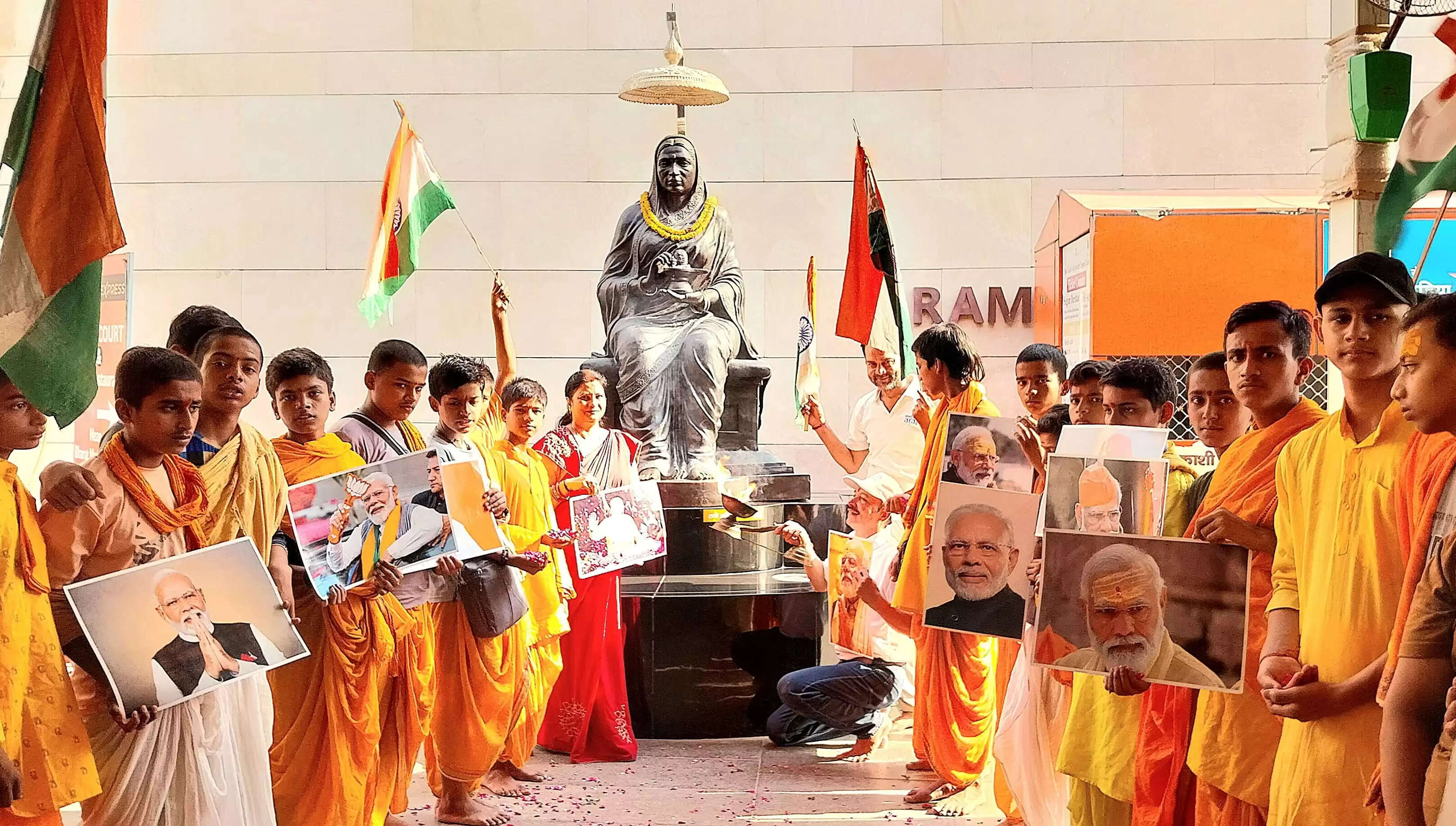 वाराणसी में मोदी सरकार के 11 साल पूरे होने पर पुण्यश्लोक अहिल्याबाई की उतारी आरती