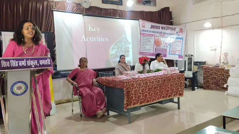 पिंक लेडी आशा शर्मा ने 350 छात्राओं को बांटे रियूजेबल सेनेटरी पैड