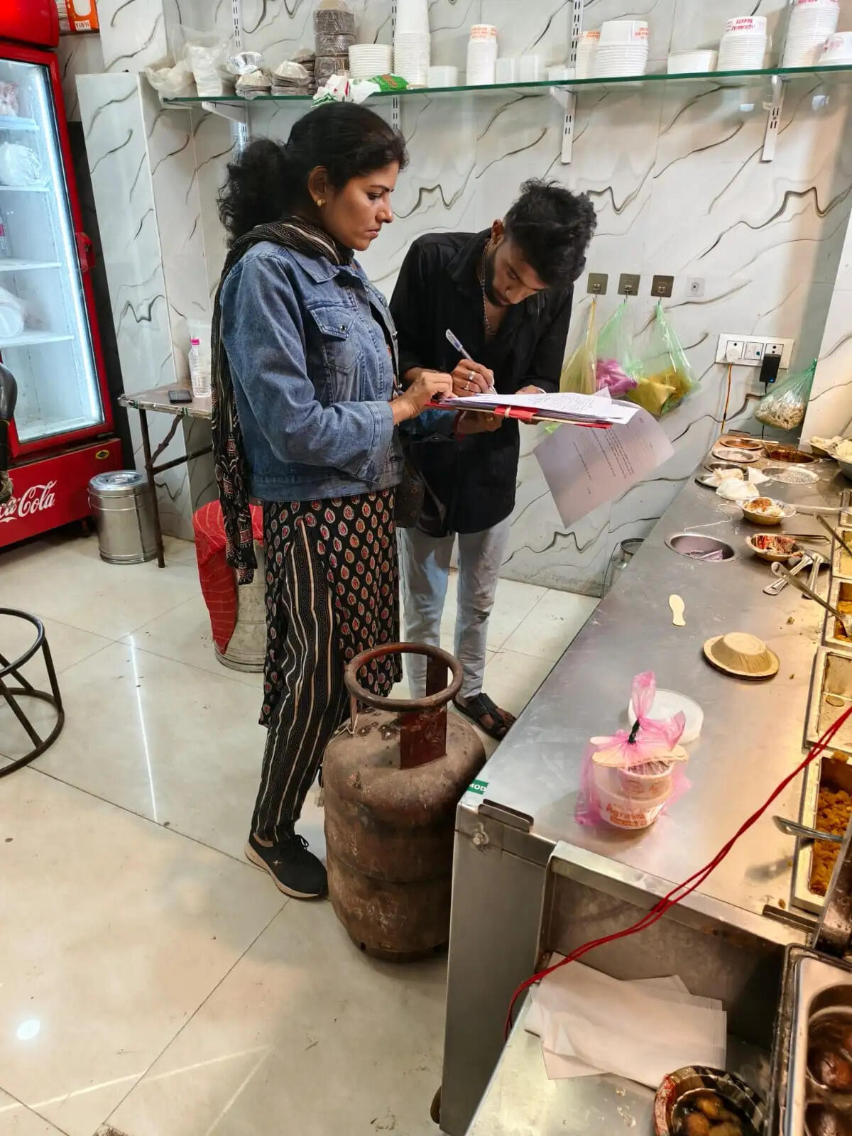 जबलपुरः व्यावसायिक इस्तेमाल पाए जाने पर ग्यारह घरेलू रसोई गैस सिलेंडर जब्त