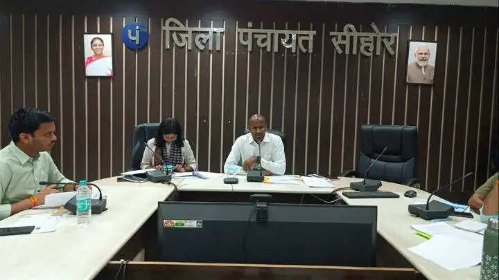 सीहोरः कलेक्टर ने की सीएम हेल्पलाइन शिकायतों की समीक्षा, कहा- संतुष्टिपूर्ण और त्वरित निराकरण करें