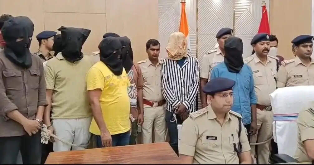 जमीन कब्जा करने वाले गिरोह का 8 सदस्य गिरफ्तार