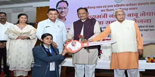 मुख्यमंत्री साय के हाथों 31 मेधावी श्रमिक बच्चों को मिली 2-2 लाख की प्रोत्साहन राशि