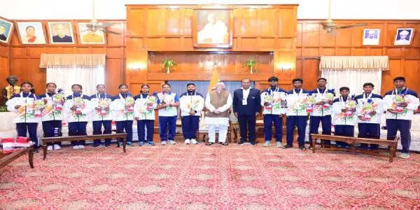 राज्यपाल से प्रथम खेलो इंडिया जनजातीय खेल में भाग लेने वाले खिलाड़ियों ने की मुलाकात