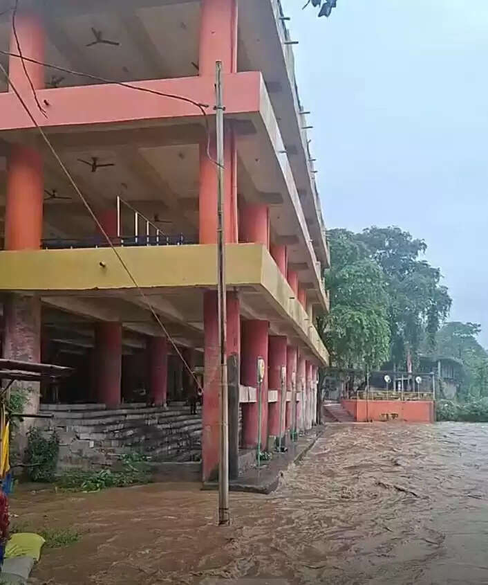 लगातार हो रही बारिश से दामोदर-भैरवी नदी में आया उफान