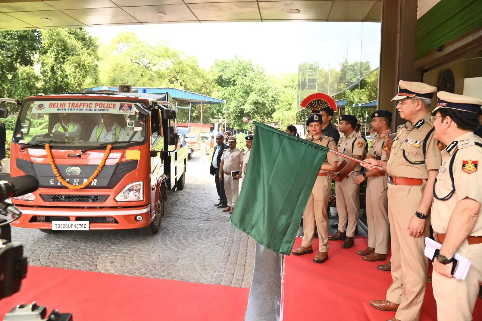 दिल्ली में ट्रैफिक व्यवस्था होगी और स्मार्ट, 76 क्रेन एवं 125 नए कैमरों की शुरुआत