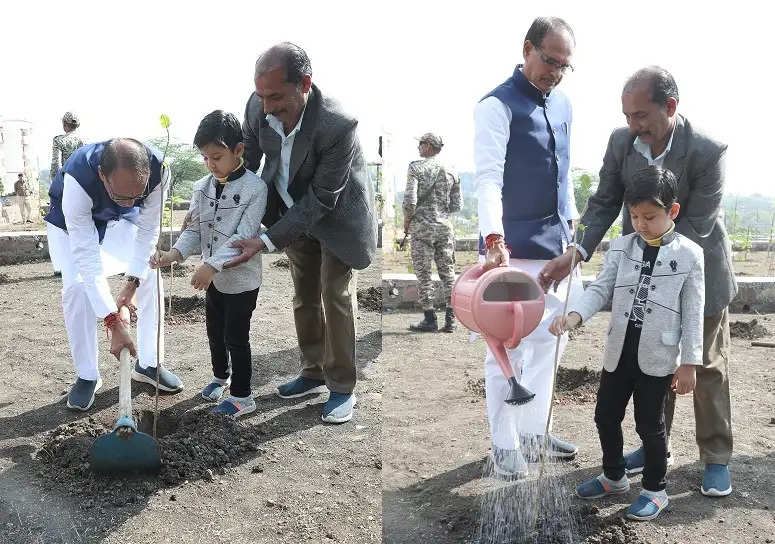 मप्रः मुख्यमंत्री शिवराज ने नागरिकों के साथ किया पौधरोपण