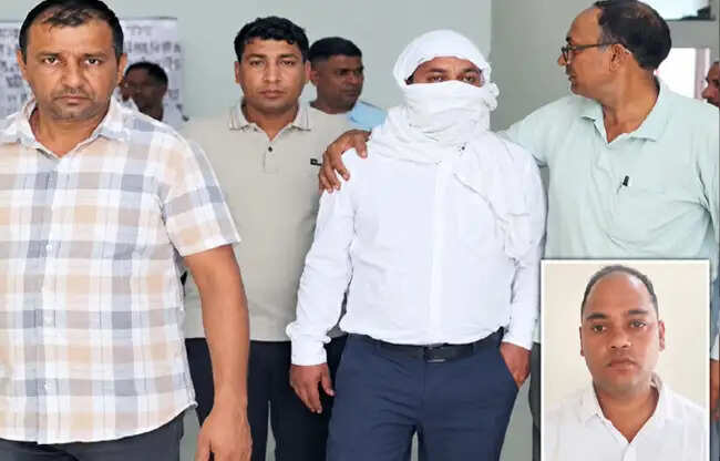 सोनीपत: एसीबी ने गन्नौर में पटवारी काे 90 हजार रुपये रिश्वत लेते पकड़ा