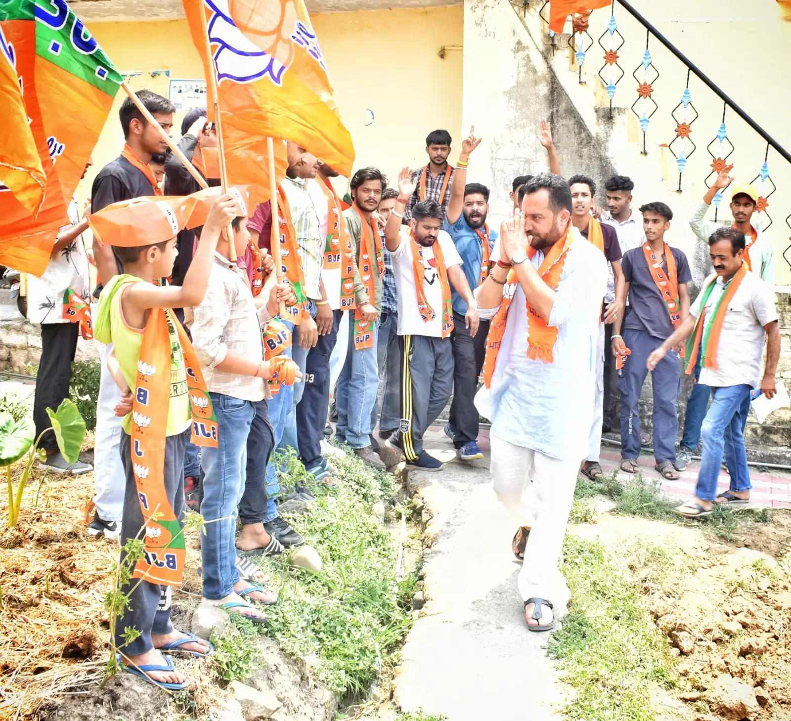 भाजपा प्रत्याशी आशीष शर्मा ने बाड़ी फरनोल, धनेड और सेर बलोनी के गाँवों में किया प्रचार