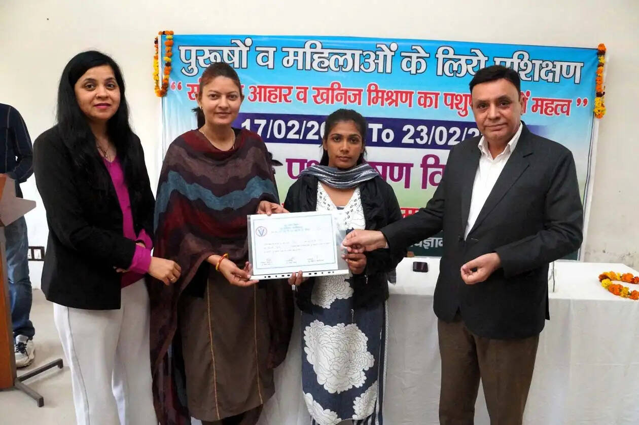 हिसार : पशुपालन को एक व्यवसाय के रूप में अपनाकर आगे बढ़ें : डॉ. सज्जन सिहाग