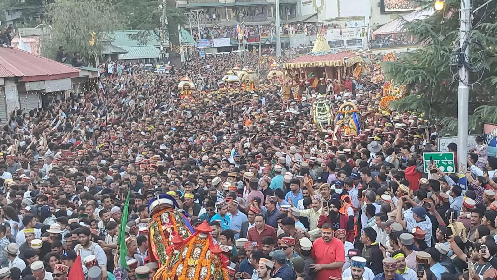 भगवान रघुनाथ जी की शोभा यात्रा से शुरू हुआ अंतरराष्ट्रीय कुल्लू दशहरा