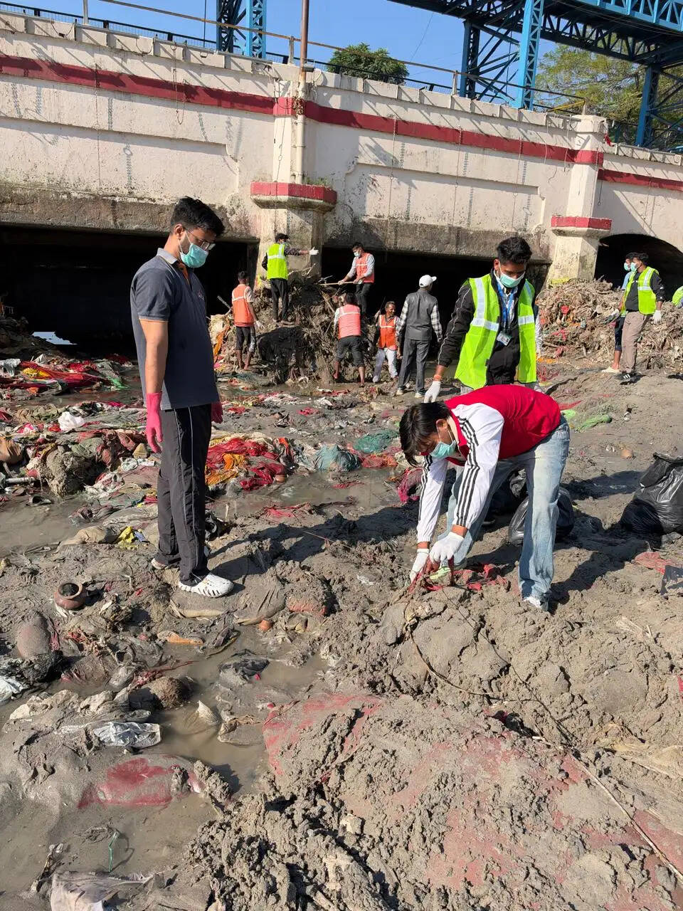 नगर निगम ने मायापुर हेड रेगुलेटर पर चलाया विशेष सफाई अभियान