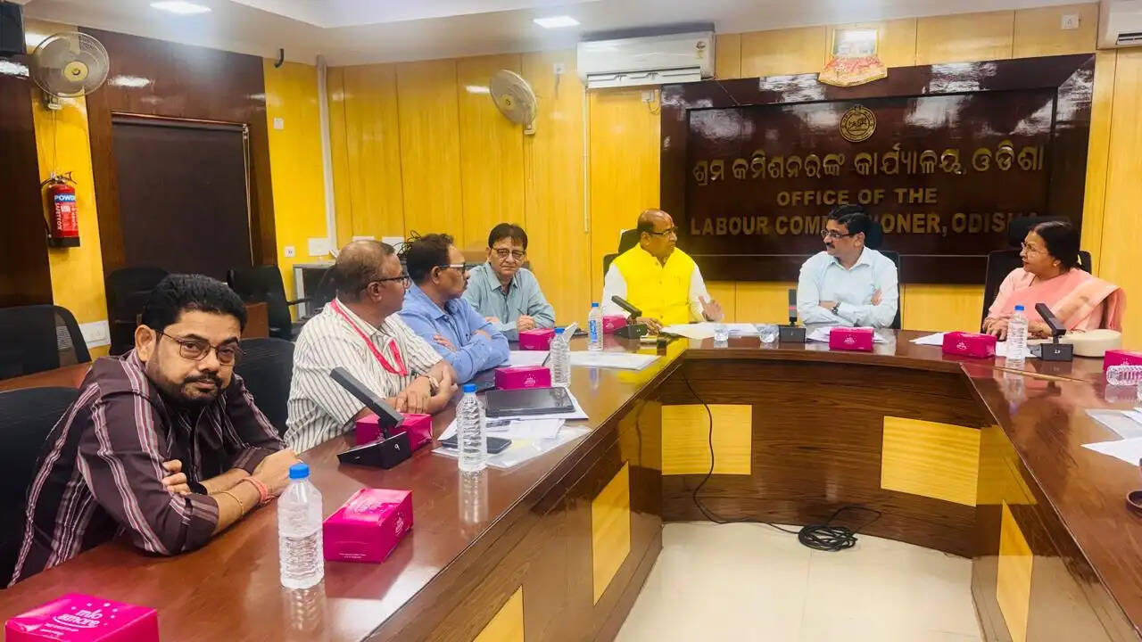 लेबर कॉलोनियों के मालिकाना हक काे ओडिशा मॉडल का अध्ययन, सुरेंद्र मैथानी ने किया दौरा