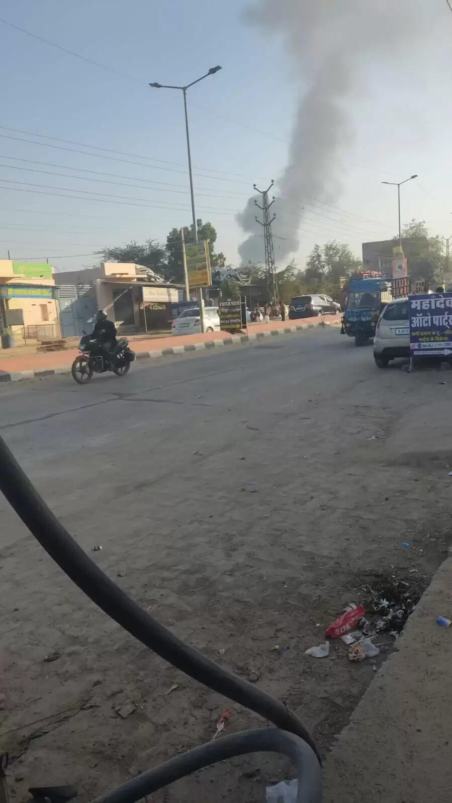 सालावास रोड पर आधी रात को हैण्डीक्राफ्ट फैक्ट्री में लगी भीषण आग : तीन घंटे में पाया काबू